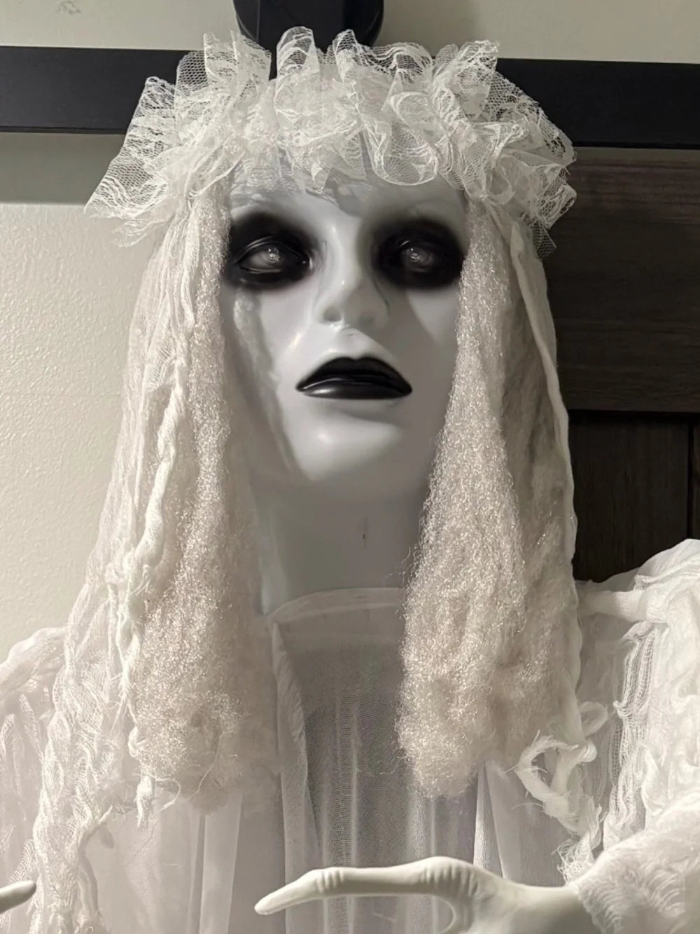 Light Up / Talking Spooky Ghost Bride